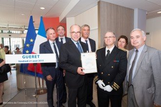 Remise de l'attestation Quali'Pref par Bernard CAZENEUVE ministre de l'intérieur, accompagné de Philippe CHOPIN Préfet de la Creuse, Michel VERGNIER député de de la Creuse - à la préfécture de la Creuse