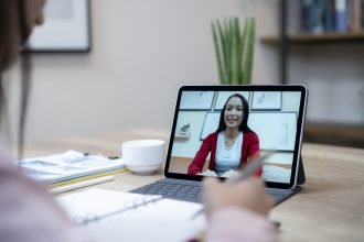 Le confinement imposé en 2020 impose de redéfinir les protocoles d’audit de certification. ISO 9001, ISO 14001… AFNOR Certification peut vous auditer à distance (crédit : Getty Images).